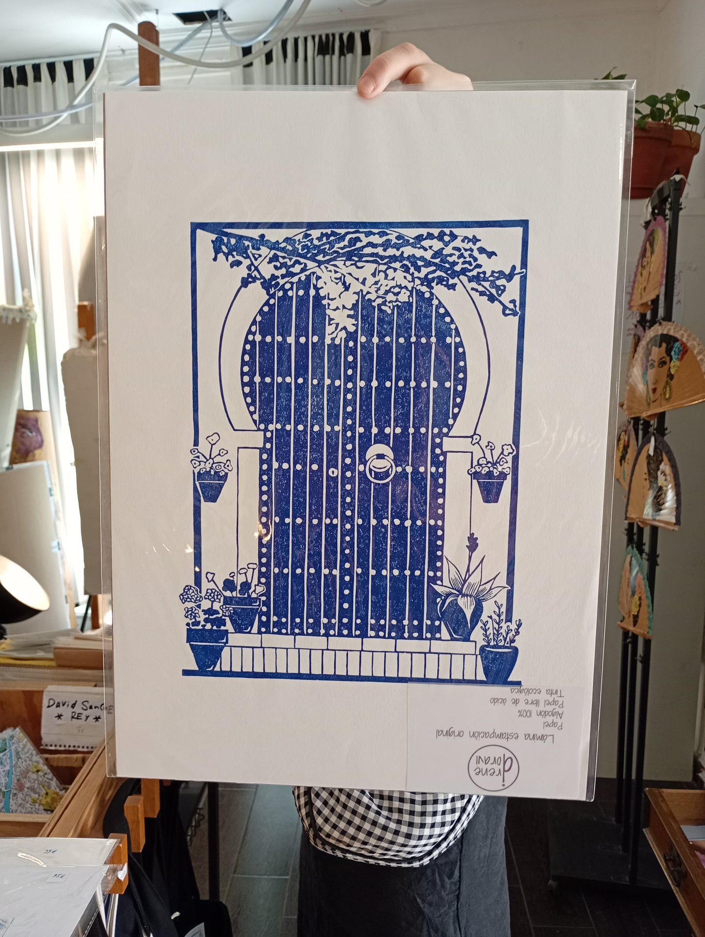 IRENE DORADO - Grabado puerta azul