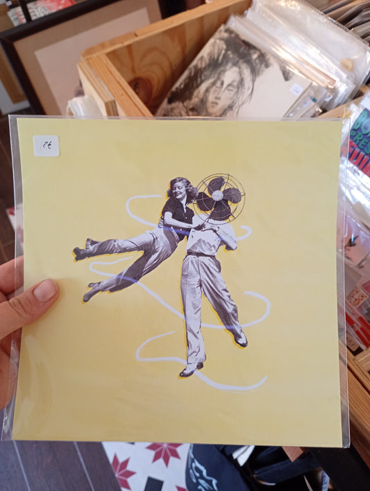 FILARDI - Chica abraza uno con aire